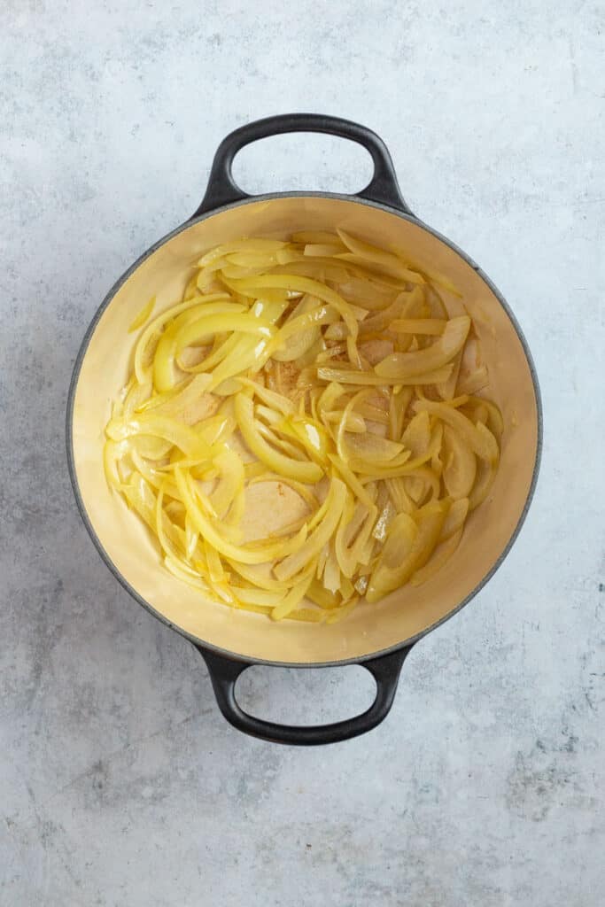 Saute the onions and garlic in a pot with a little oil.
