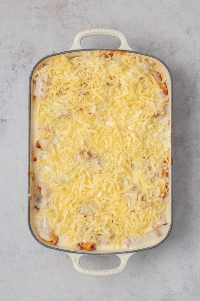 Grated cheese is covering the whole baking dish of bolognese and it's now ready for the oven.